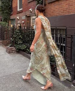 Instagram post by @ellenatakos