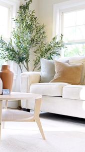 Instagram post by @valenciasellshomes