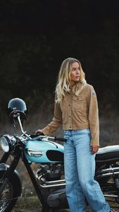 Instagram post by @joliejanine