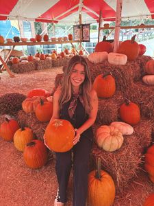 Instagram post by @moniiicamendoza