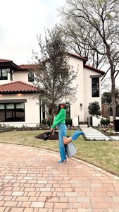 Instagram post by @chelseabucklew