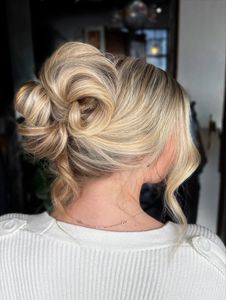 Instagram post by @thegoodhairstylist