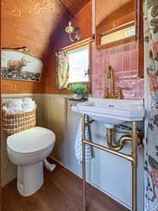 Instagram post by @nailgun_nelly