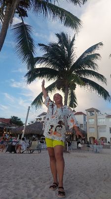 Instagram post by @prettiecurves