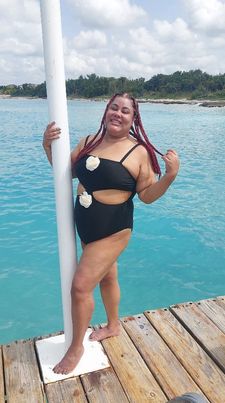 Instagram post by @prettiecurves