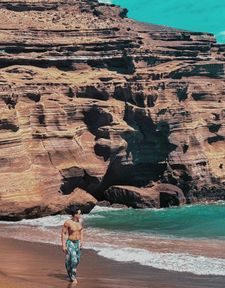 Instagram post by @chaxelos