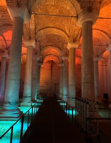 Instagram post by @hilarytopper