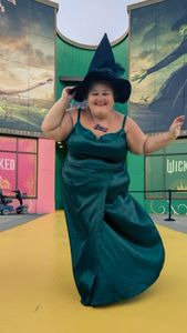 Instagram post by @thecurvydarlin