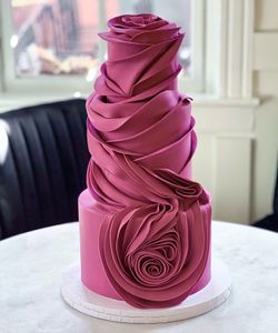 Instagram post by @theluxecakestudio