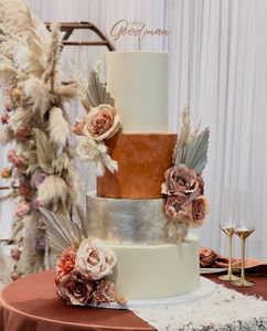 Instagram post by @theluxecakestudio