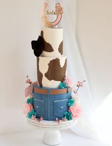 Instagram post by @theluxecakestudio