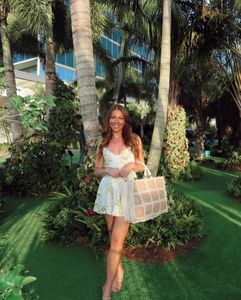 Instagram post by @hanginwithholly