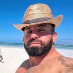 @lookingatcarlos Instagram Profile