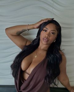 Instagram post by @whoistroia