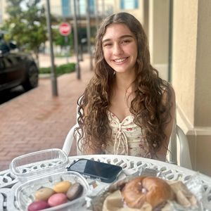 Instagram post by @bookshelvesandbubbly