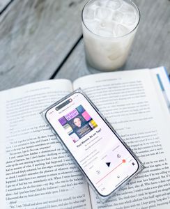 Instagram post by @bookshelvesandbubbly