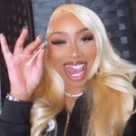 @monaetopshelf Instagram Profile