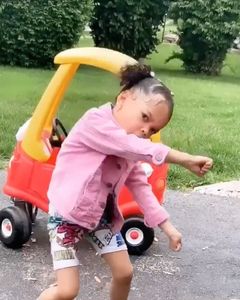 Instagram post by @redcarpetgirlz