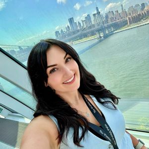 Instagram post by @laurenzside