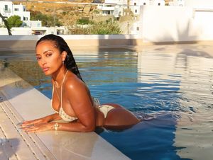 Instagram post by @callherhelen