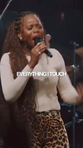 Instagram post by @hellomanouchka